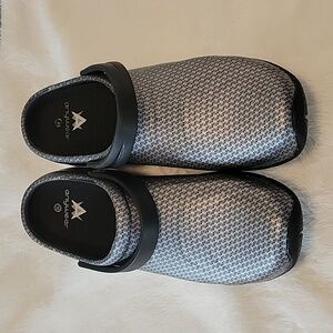 Anywear Zone Nursing Clogs, Size 10